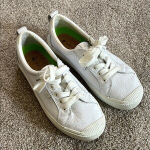 Cariuma Sneakers